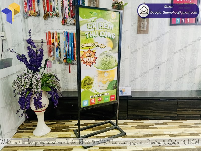 in ấn standee đế sắt hai mặt