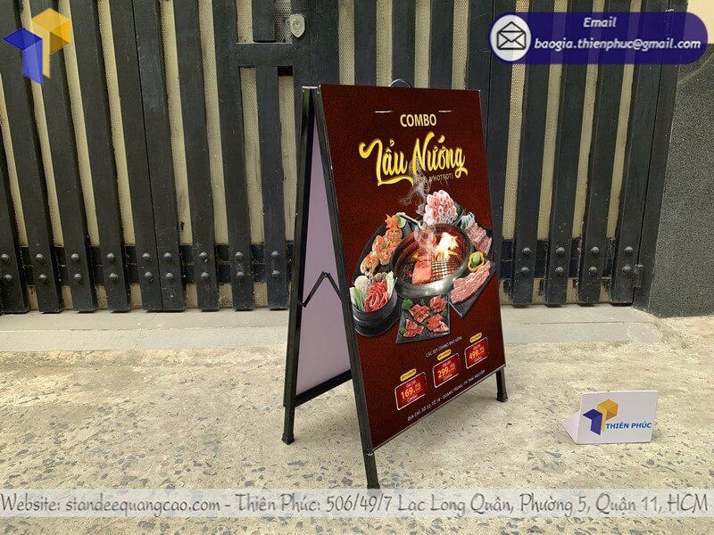 In bảng standee chữ A quảng cáo cho cửa hàng đẹp 1 mức giá đầu tư