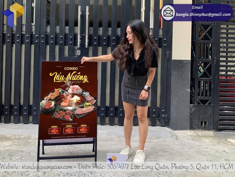 In bảng standee chữ A quảng cáo cho cửa hàng đẹp