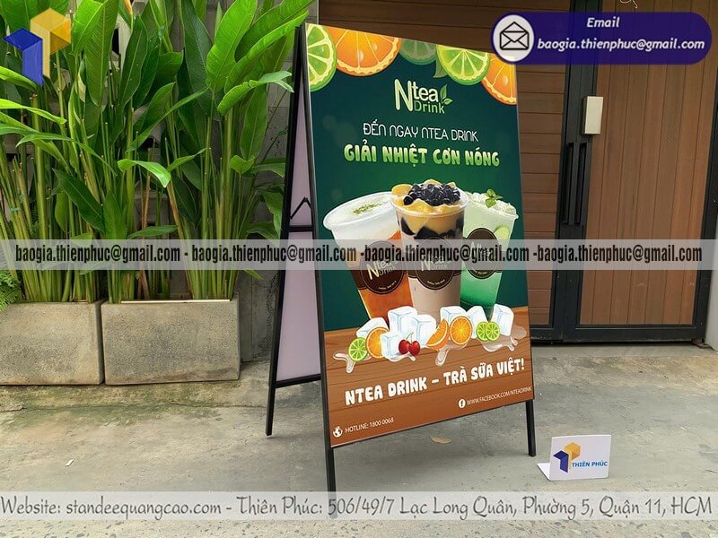 In bảng standee quảng cáo ngoài trời 2 mặt chữ A chân sắt bán trước vỉa hè khu dân cư đông người