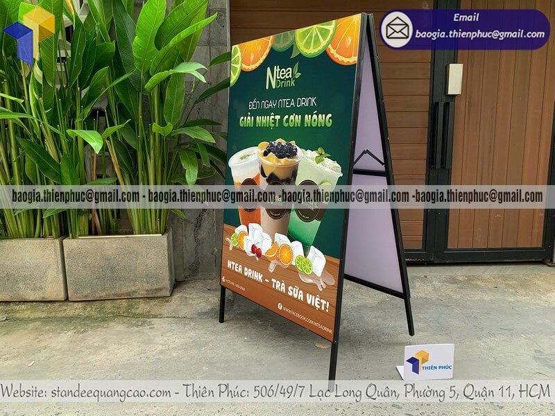 In bảng standee quảng cáo ngoài trời 2 mặt chữ A chân sắt cho doanh nghiệp bán lẻ bán sỉ