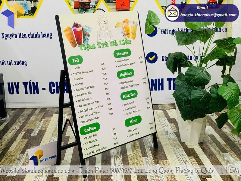 In bảng standee sản phẩm 1 mặt cho quầy bán hàng khung sắt dễ lắp