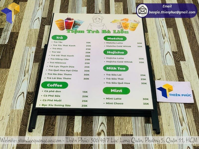 In bảng standee sản phẩm 1 mặt cho quầy bán hàng màu sắc thương hiệu