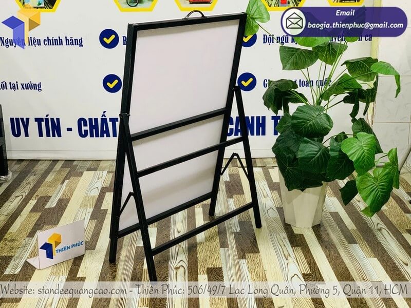 In bảng standee sản phẩm 1 mặt cho quầy bán hàng phù hợp cho quầy di động