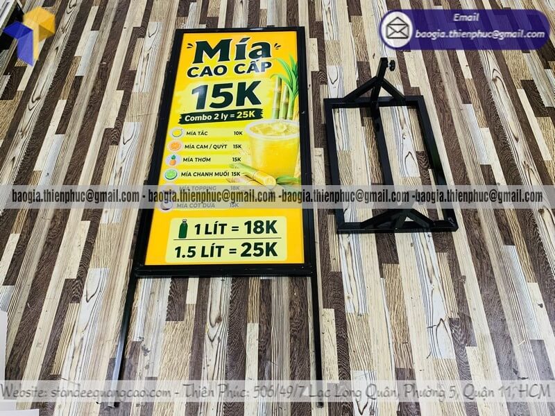 In biển hiệu khung sắt đứng trước quán nước vỉa hè in logo menu quán