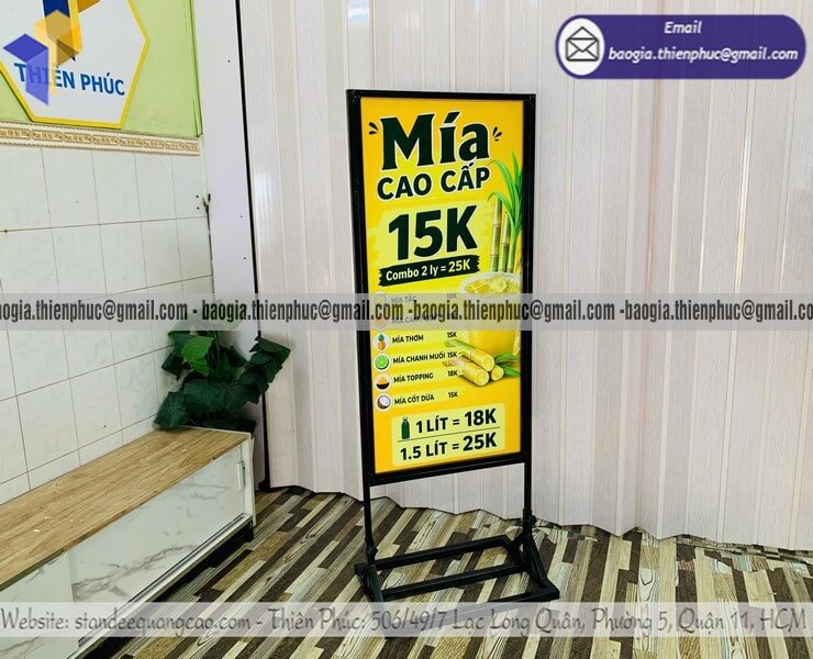 In biển hiệu khung sắt đứng trước quán nước vỉa hè quán ăn vặt lề đường view phố