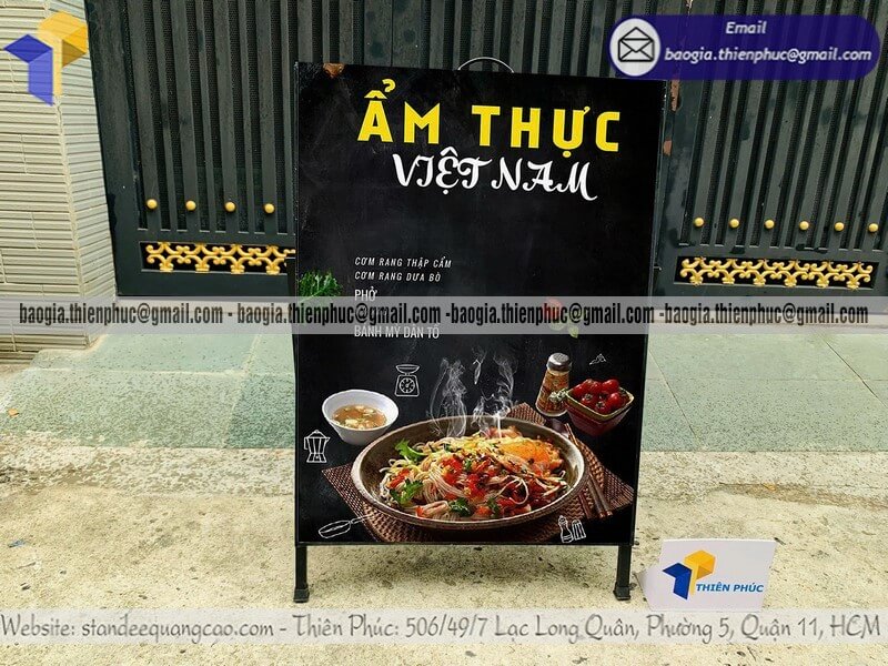 In logo standee quảng cáo 1 mặt di động ngoài trời