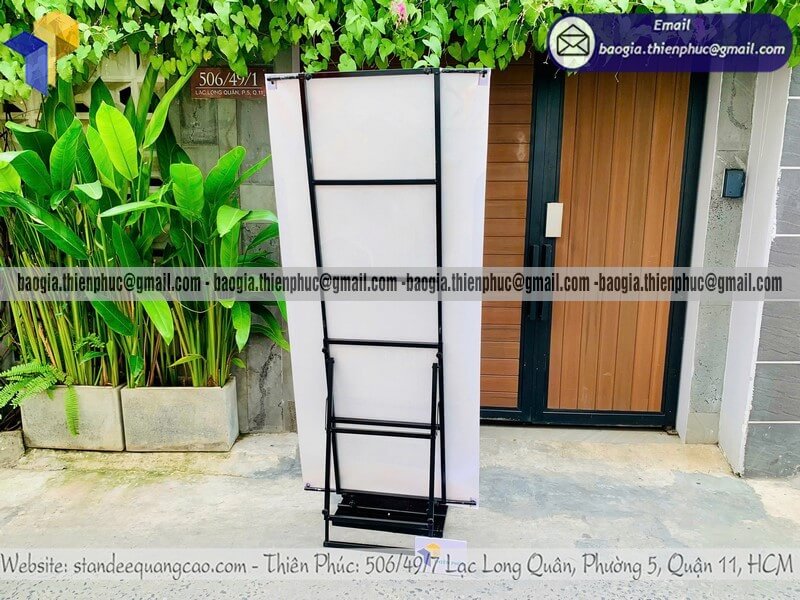 In logo standee quảng cáo ngoài trời chắn gió đẹp báo giá rõ ràng bán toàn quốc