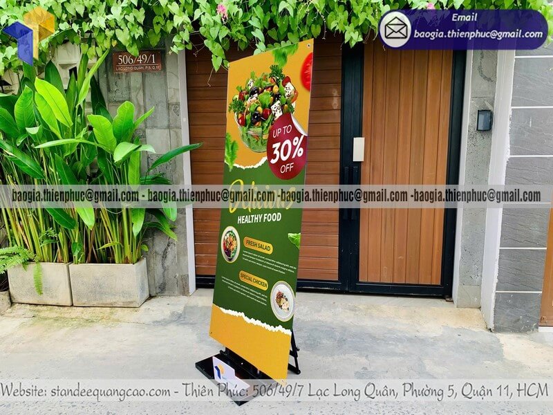 In logo standee quảng cáo ngoài trời chắn gió đẹp cho quán cafe cửa hàng