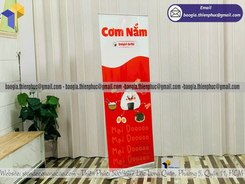 Đặt in standee cuốn nhôm quảng cáo một mặt không qua trung gian tối ưu chi phí