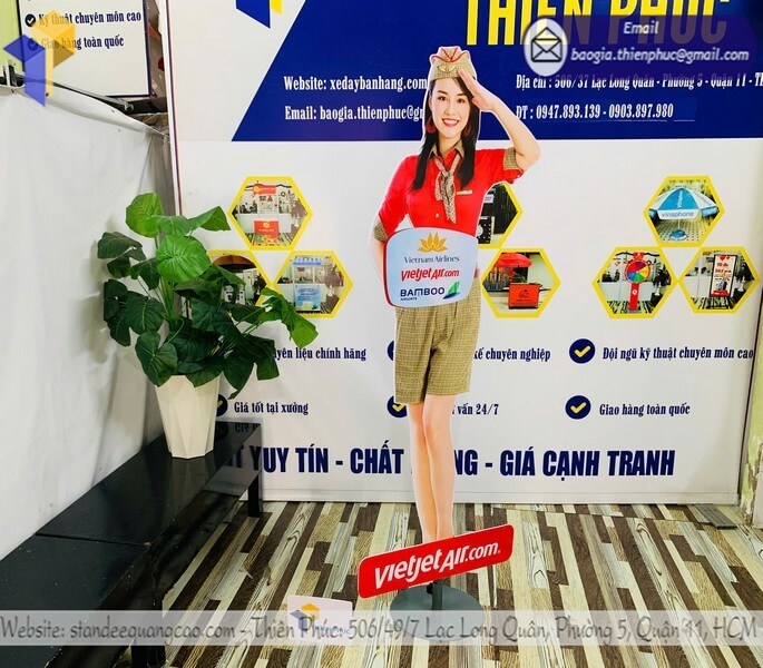 In standee hình tiếp viên hàng không đẹp như người thật