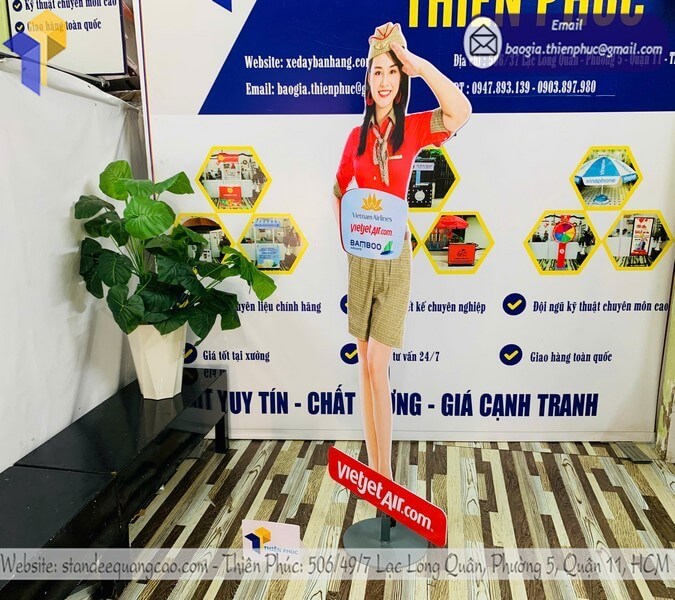 Mẫu in standee hình tiếp viên hàng không tại xưởng sản xuất chuyên nghiệp