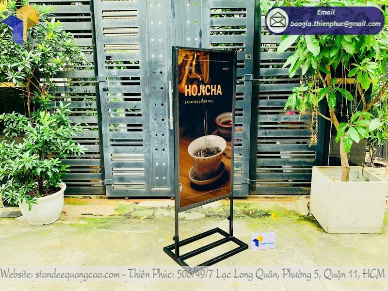 In standee khung sắt chống gió tại xưởng