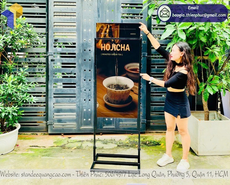 in standee khung sắt chống gió