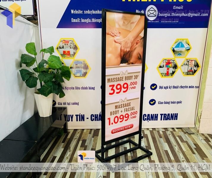 In standee khung sắt chống ngã ngoài trời, chân đế chắc chắn