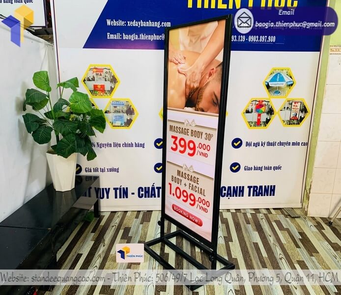 In standee khung sắt chống ngã trưng bày sản phẩm tại sảnh công ty
