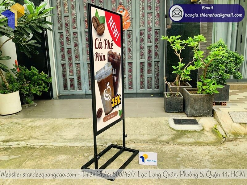 In standee khung sắt có in logo, thiết kế dễ di chuyển sự kiện