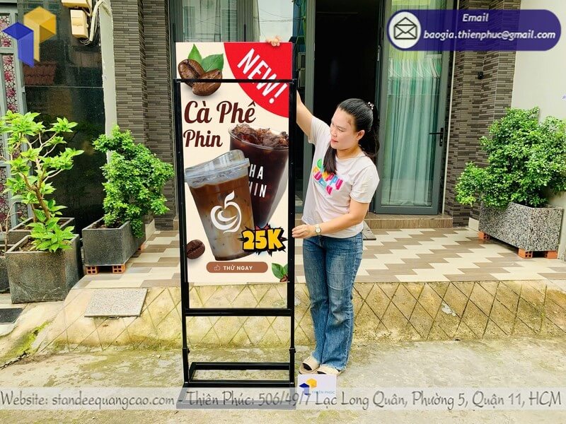 In standee khung sắt có in logo In standee khung sắt có in logo