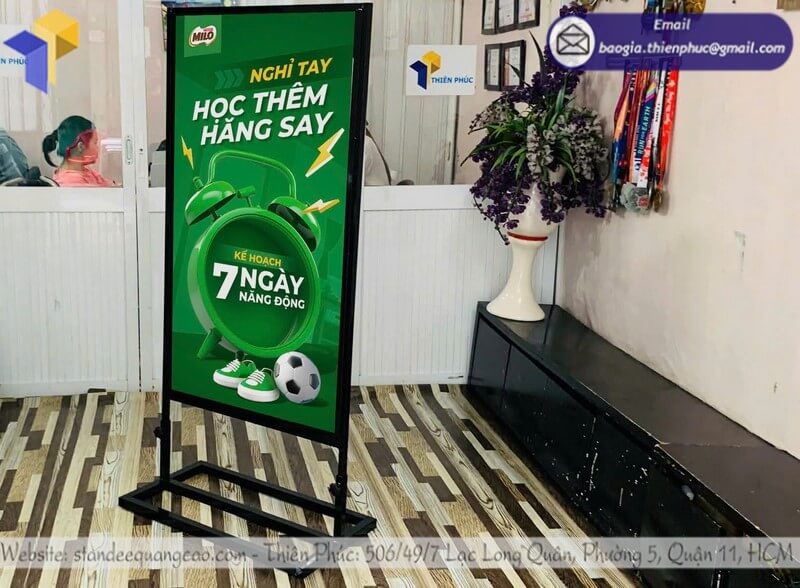 in standee khung sắt giá rẻ TPHCM tháng 7 2025