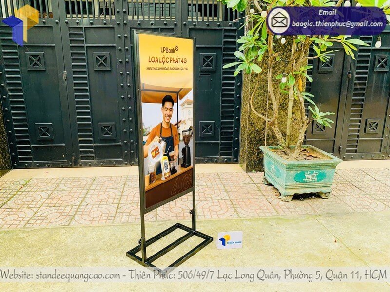 In standee khung sắt quảng cáo đẹp mắt, bố cục rõ ràng