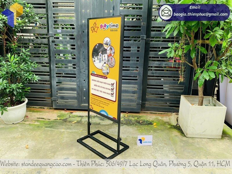 In standee khung sắt dễ lắp đặt, dùng tốt cho sự kiện ngoài trời