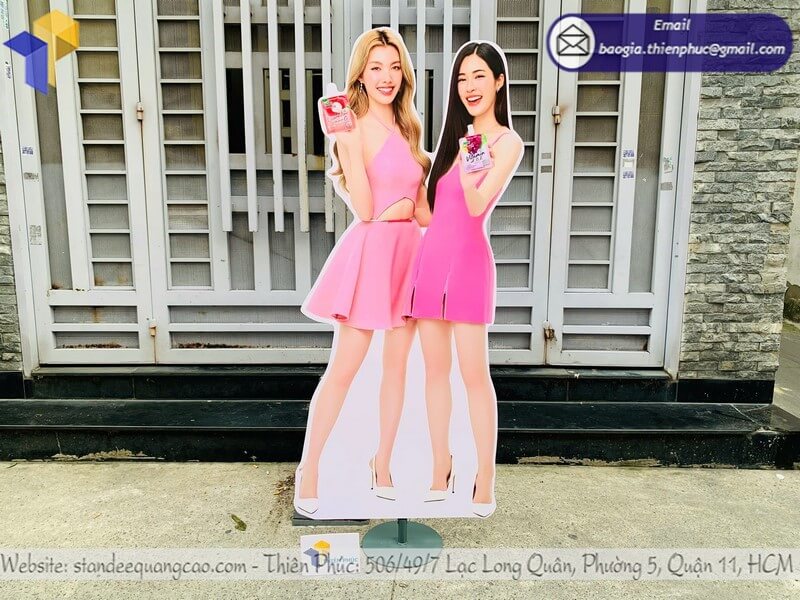 In standee mô hình người thật đẹp như người thật thật sự