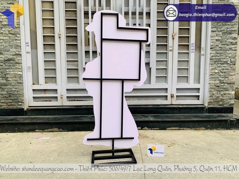 n standee mô hình người thật giá rẻ bằng chất liệu chịu nước