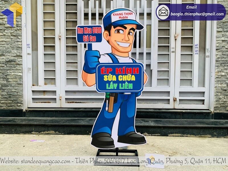 In standee mô hình người thật giá rẻ