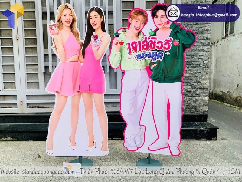 in standee mô hình người thật
