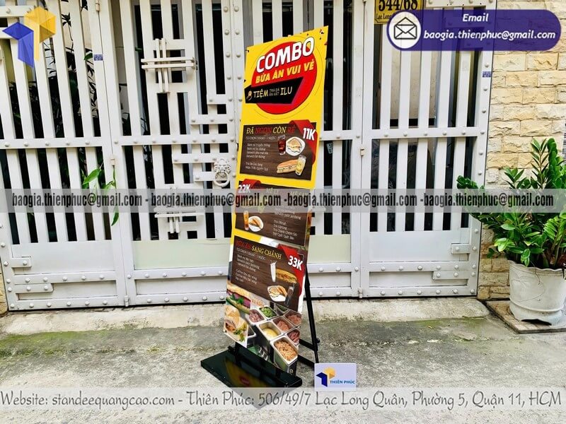 In standee một mặt treo banner trước cửa hàng chuyên gia công từ đầu đến cuối