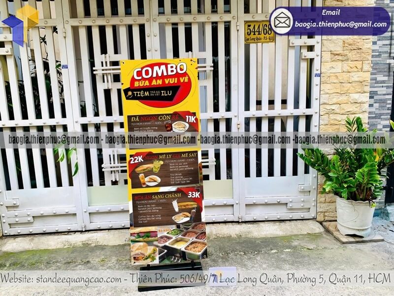 In standee một mặt treo banner trước cửa hàng