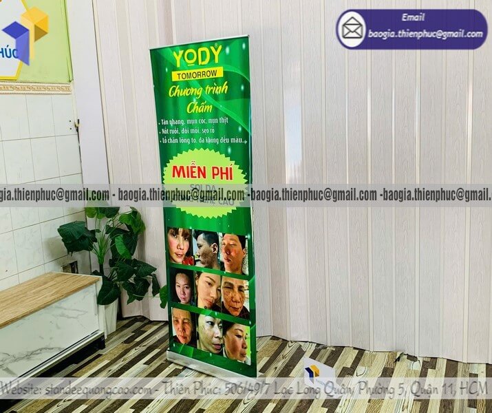 In standee quảng cáo cuốn nhôm đỡ poster 1 mặt uy tín gia công trọn gói