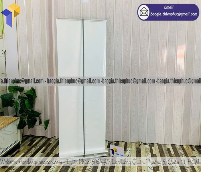 In standee quảng cáo cuốn nhôm đỡ poster 1 mặt cho chiến dịch marketing bán lẻ