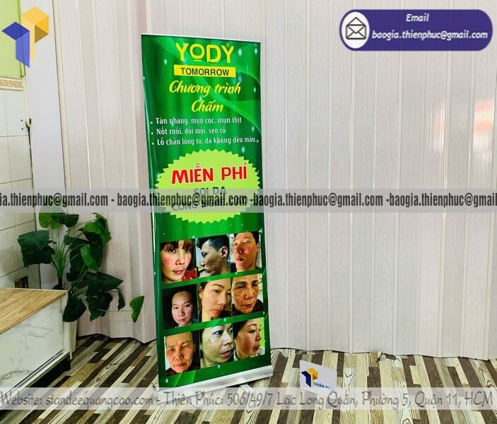 In standee quảng cáo cuốn nhôm đỡ poster 1 mặt marketing ngoài trời bán hàng tận nơi