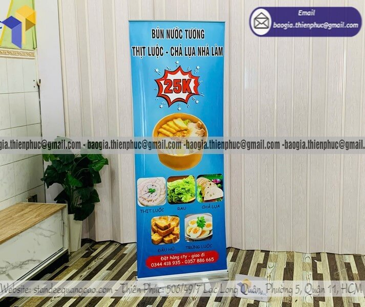 In standee quảng cáo dựng poster 1 mặt cuốn nhôm cho quảng cáo khai trương khuyến mãi