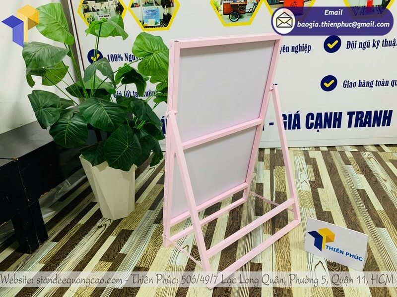 In standee quảng cáo khung sắt theo yêu cầu riêng, kích thước lớn