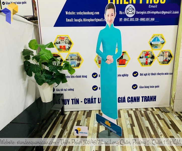 In standee tiếp viên ngành hàng không theo yêu cầu, hình ảnh rõ nét
