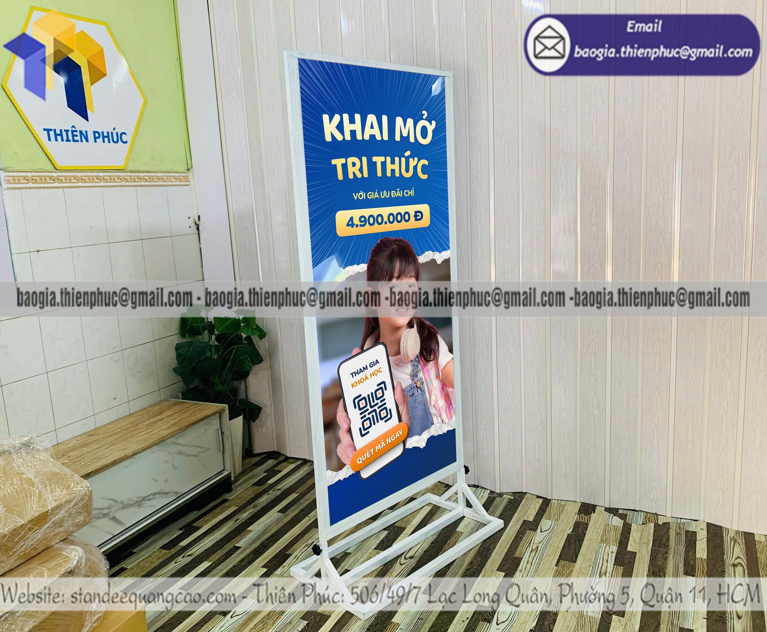 Khung bảng hiệu đứng bằng sắt in hình 2 mặt chịu gió phù hợp làm bảng quảng cáo ngoài trời cực bền