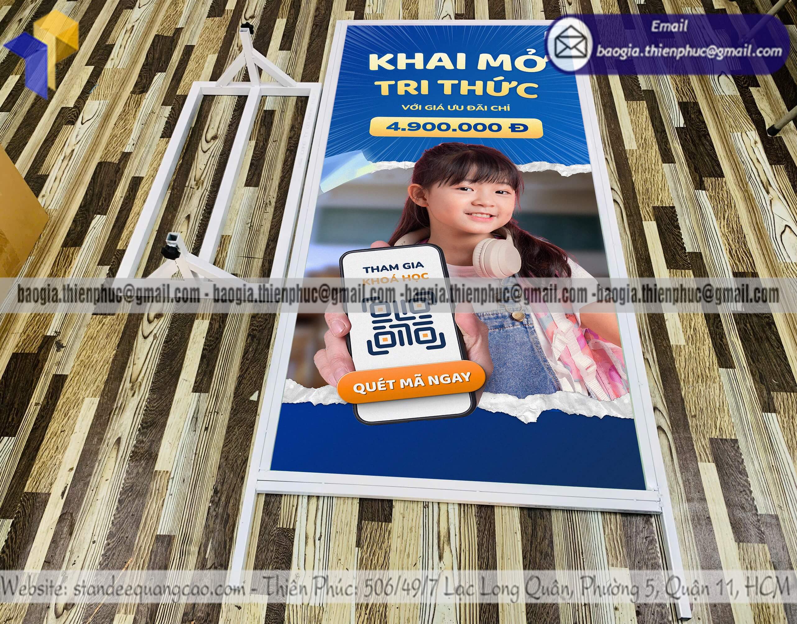 Khung bảng hiệu đứng bằng sắt in hình 2 mặt chịu gió theo đơn đặt hàng cho shop online cửa hàng bán lẻ
