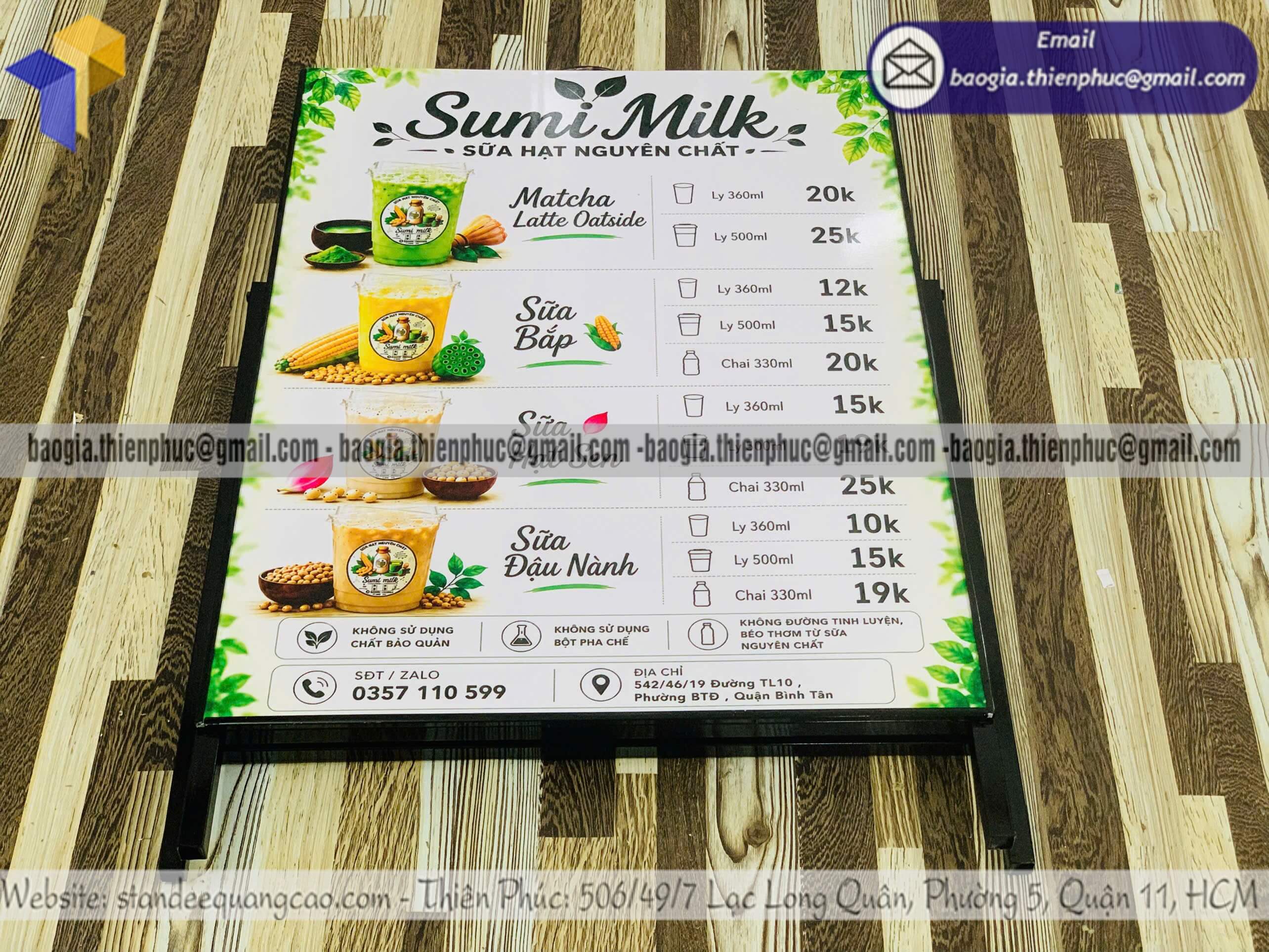 Khung standee 1 mặt in menu bằng sắt trên vỉa hè hủ tiếu cơm tấm nổi bật