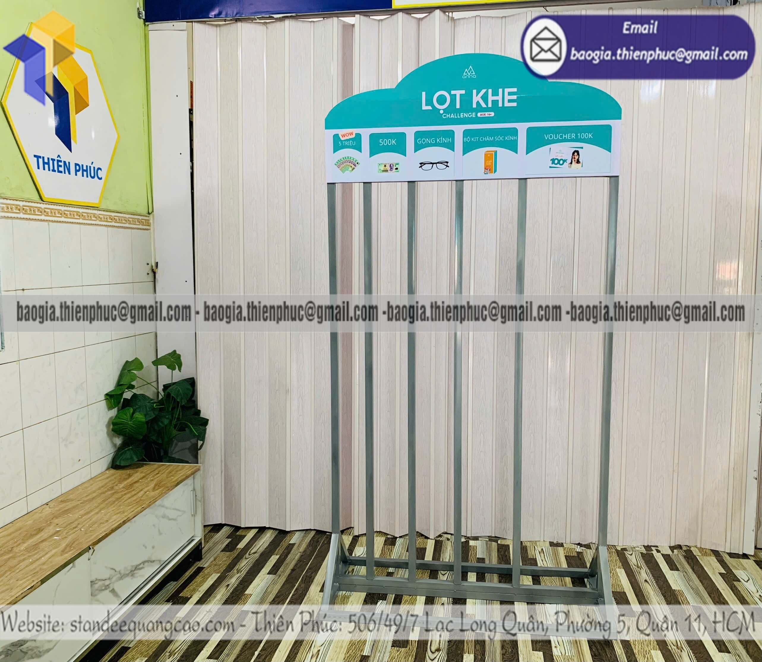 Khung trò chơi minigame lọt qua khe đông người vây kín