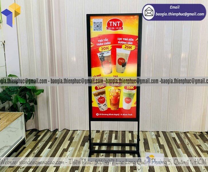 Mẫu bảng hiệu quảng cáo đứng bằng sắt in banner 2 mặt