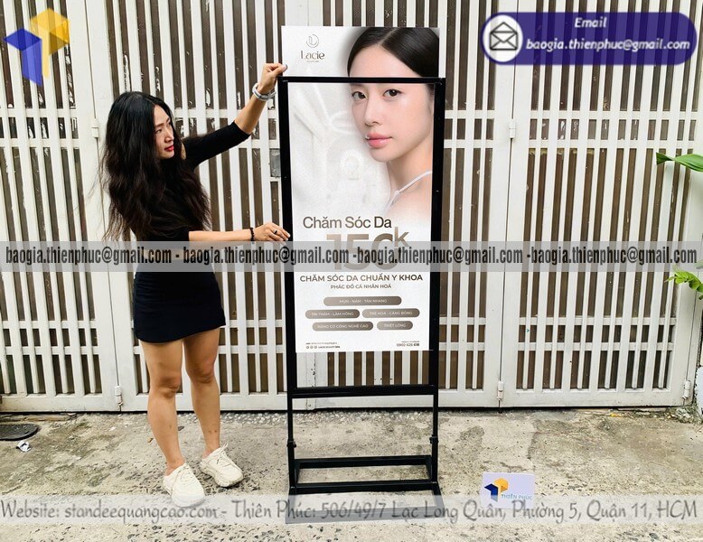 Mẫu bảng standee đứng 2 mặt khung sắt quảng cáo đẹp
