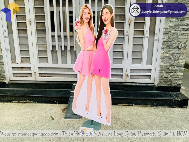 Mẫu in standee mô hình người thật nổi bật, giúp tăng tương tác tại gian hàng.