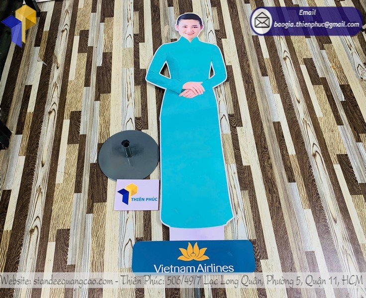 Mẫu in standee tiếp viên ngành hàng không được thiết kế riêng .