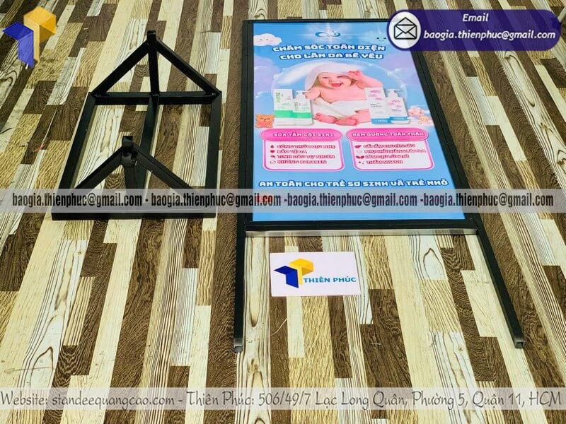 Mẫu standee A khung sắt đứng in 2 mặt chắn gió mới nhất bán tại xưởng văn phòng