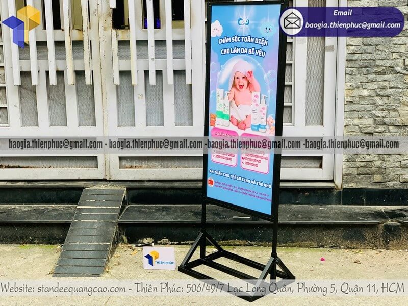 Mẫu standee A khung sắt đứng in 2 mặt chắn gió mới nhất cho quán cafe sự kiện khai trương