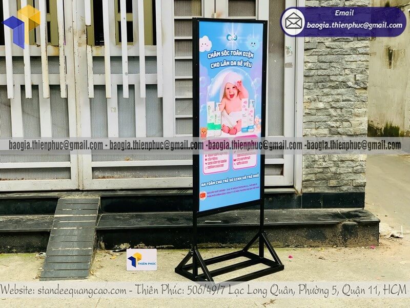 Mẫu standee A khung sắt đứng in 2 mặt chắn gió mới nhất 1 mức giá trở lên tiết kiệm chi phí