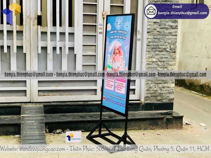 Mẫu standee A khung sắt đứng in 2 mặt chắn gió mới nhất khung sắc khung tĩnh điện bền chắc