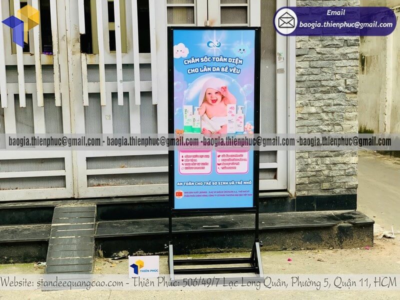 Mẫu standee A khung sắt đứng in 2 mặt chắn gió mới nhất